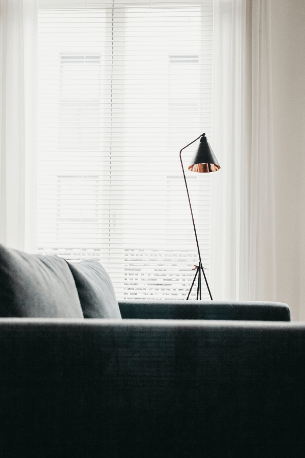 eine minimalistische Bogenlampe im Wohnzimmer